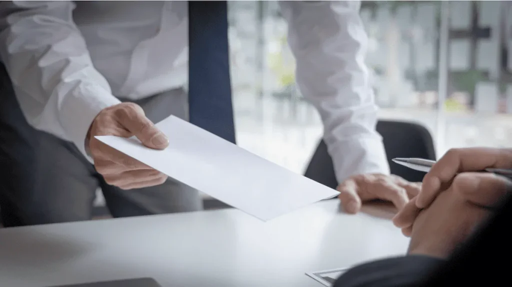 Remise d'une lettre de démission légitime à l'employeur lors d'un entretien professionnel.