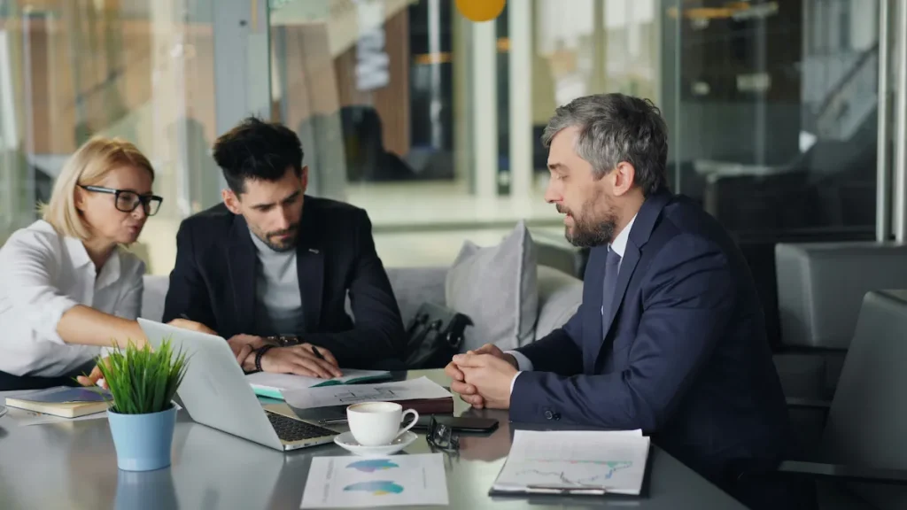 Réunion de conseil en externalisation RH avec des dirigeants de TPE et PME - RÉMA CONSEIL
